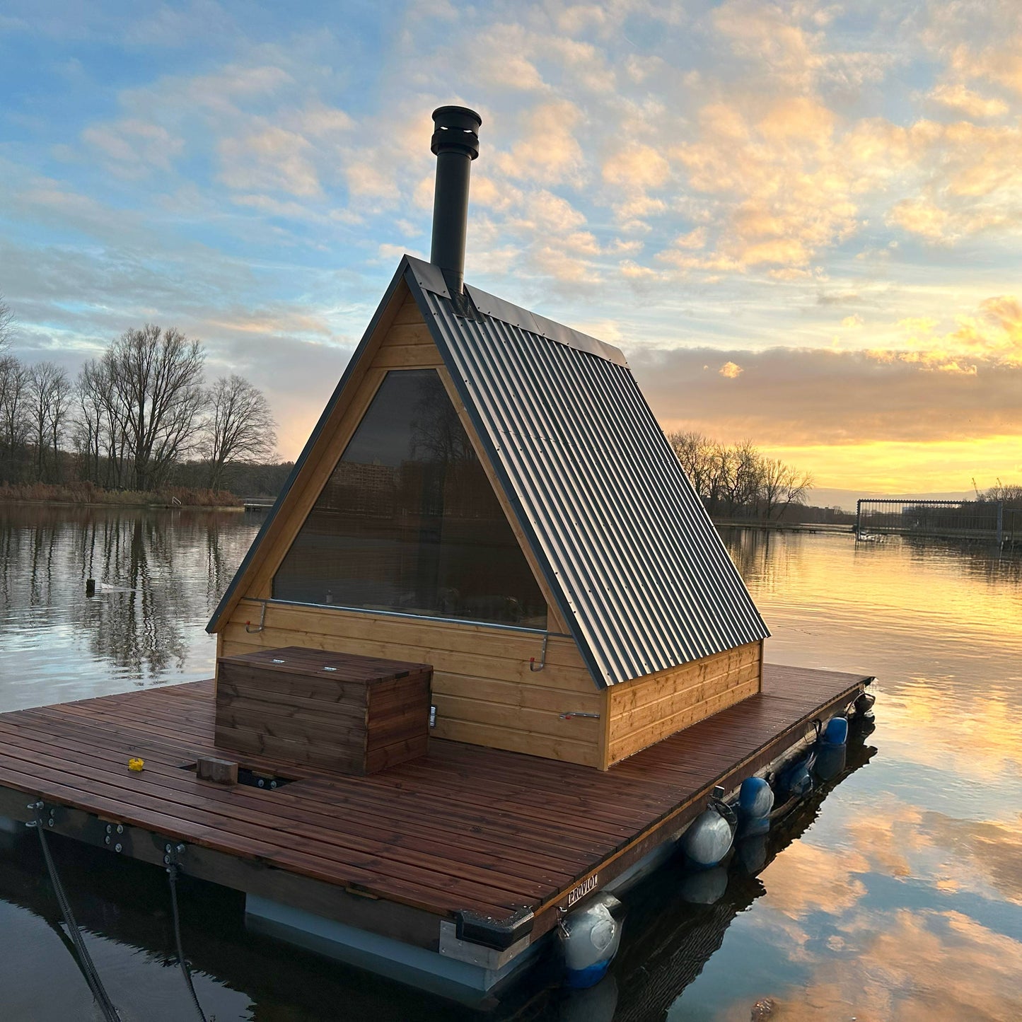 The Fjord – Drijvende Sauna – Floating Sauna Met Ruim Terras – Thermowood Afwerking – Platform Van Speciaal Behandeld Steigerhout – Gebouwd Op Provlot Drijvers – Harvia 9 kW Sauna Kachel Met WiFi Of Houtkachel – Premium Sauna - Privé & Commercieel Gebruik