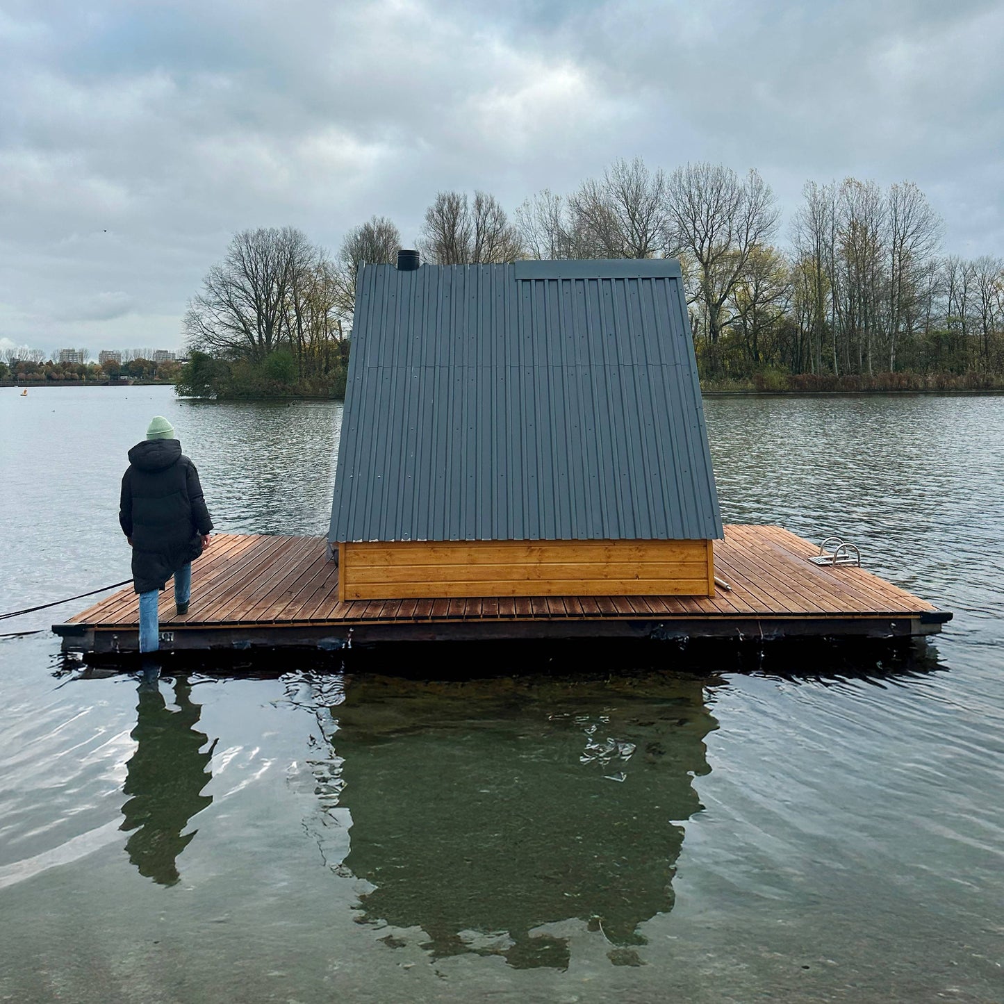 The Fjord – Drijvende Sauna – Floating Sauna Met Ruim Terras – Thermowood Afwerking – Platform Van Speciaal Behandeld Steigerhout – Gebouwd Op Provlot Drijvers – Harvia 9 kW Sauna Kachel Met WiFi Of Houtkachel – Premium Sauna - Privé & Commercieel Gebruik
