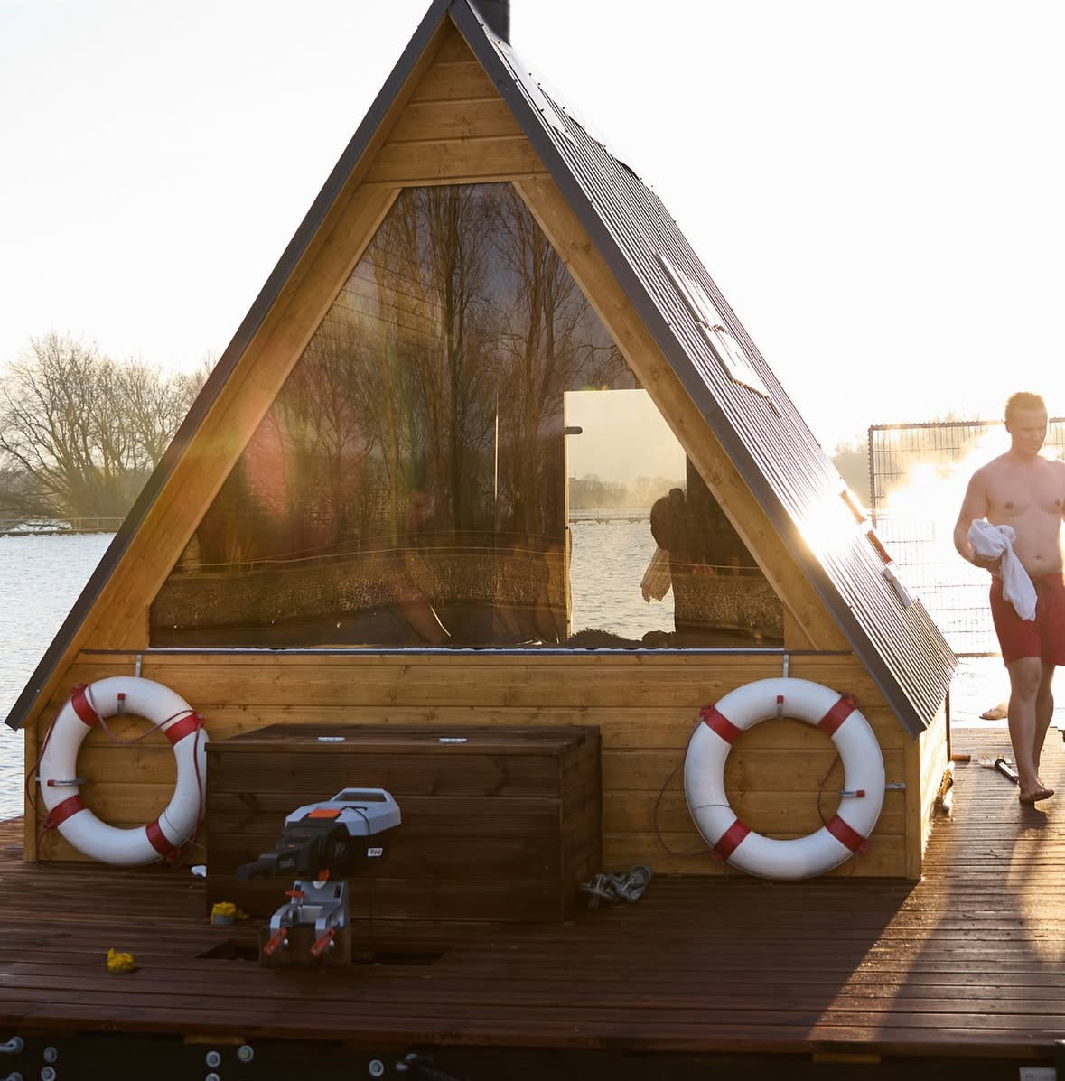 The Fjord – Drijvende Sauna – Floating Sauna Met Ruim Terras – Thermowood Afwerking – Platform Van Speciaal Behandeld Steigerhout – Gebouwd Op Provlot Drijvers – Harvia 9 kW Sauna Kachel Met WiFi Of Houtkachel – Premium Sauna - Privé & Commercieel Gebruik