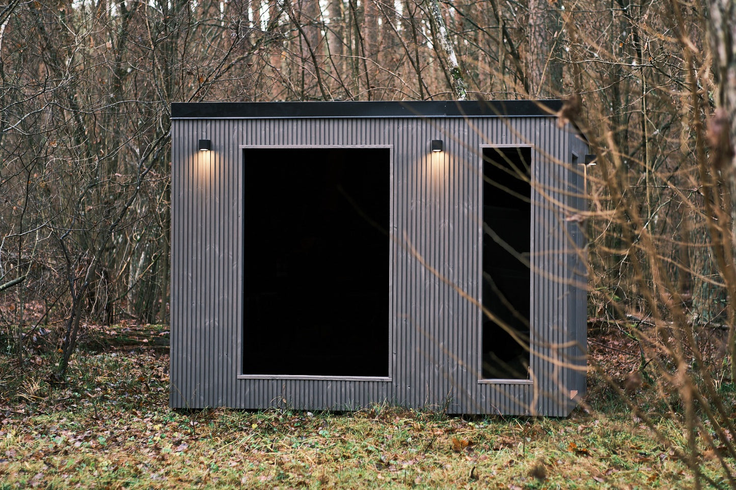 NØRVA Cube Luxe Buitensauna met Ontspanningsruimte – 3700 × 2200 × 2300 - Geschikt voor 6 personen - Wellness Cube Sauna met Glazen Deuren, Zwarte Shingles Dak en Verlichting