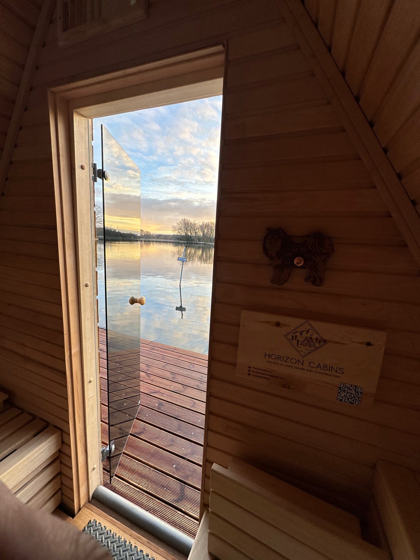 The Fjord – Drijvende Sauna – Floating Sauna Met Ruim Terras – Thermowood Afwerking – Platform Van Speciaal Behandeld Steigerhout – Gebouwd Op Provlot Drijvers – Harvia 9 kW Sauna Kachel Met WiFi Of Houtkachel – Premium Sauna - Privé & Commercieel Gebruik