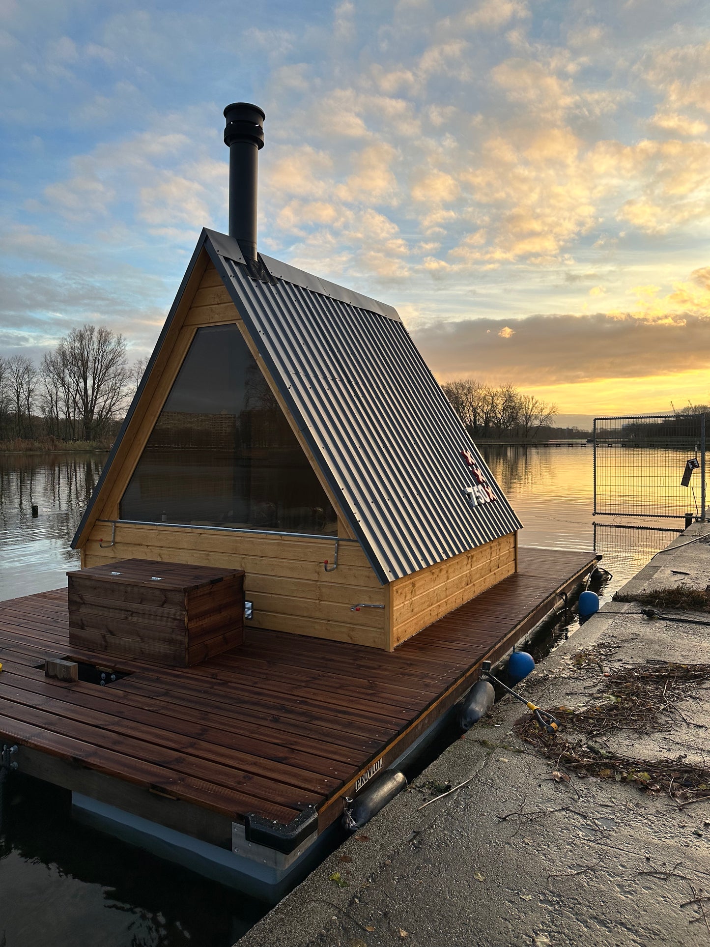 The Fjord – Drijvende Sauna – Floating Sauna Met Ruim Terras – Thermowood Afwerking – Platform Van Speciaal Behandeld Steigerhout – Gebouwd Op Provlot Drijvers – Harvia 9 kW Sauna Kachel Met WiFi Of Houtkachel – Premium Sauna - Privé & Commercieel Gebruik