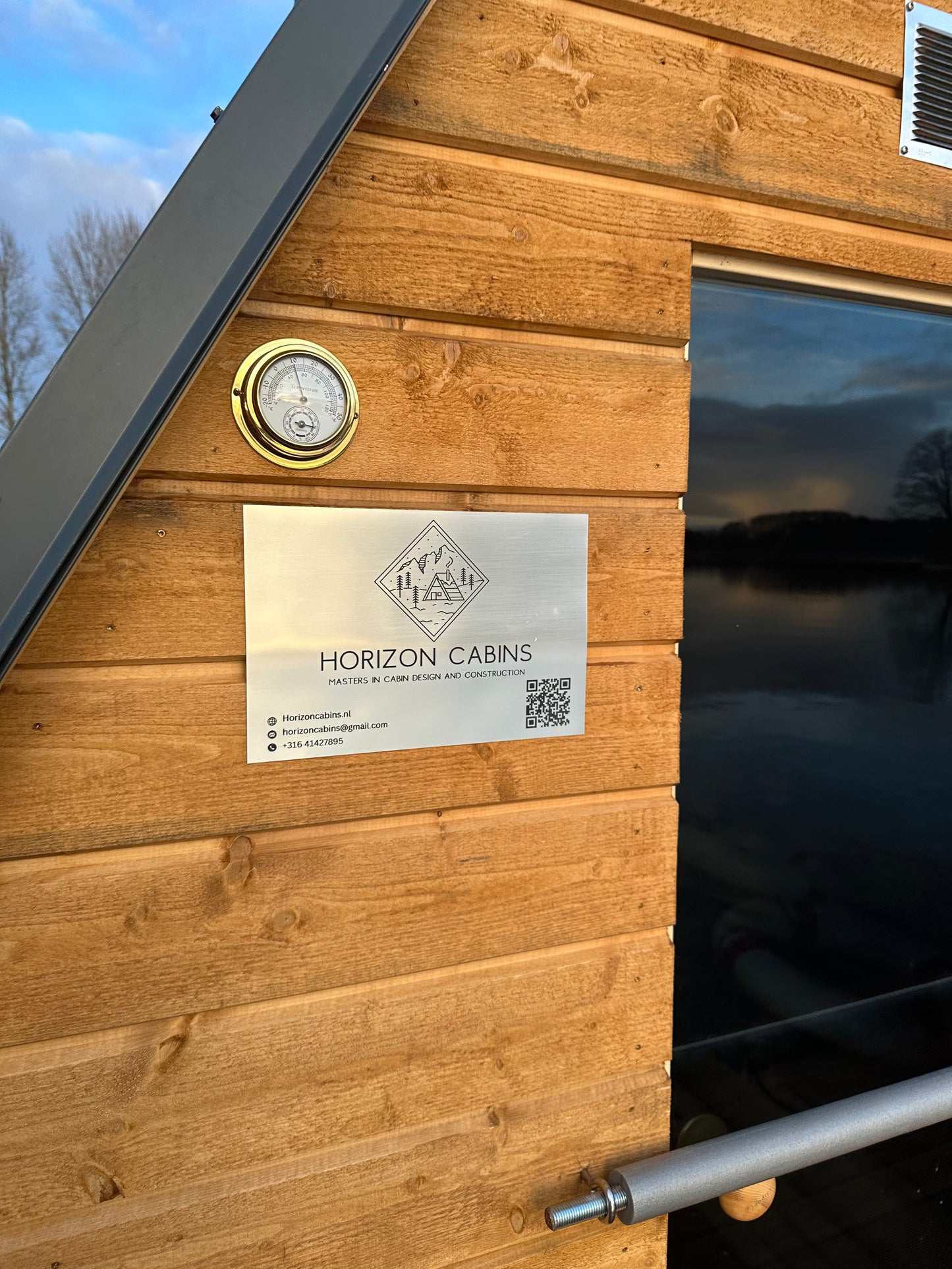 The Fjord – Drijvende Sauna – Floating Sauna Met Ruim Terras – Thermowood Afwerking – Platform Van Speciaal Behandeld Steigerhout – Gebouwd Op Provlot Drijvers – Harvia 9 kW Sauna Kachel Met WiFi Of Houtkachel – Premium Sauna - Privé & Commercieel Gebruik