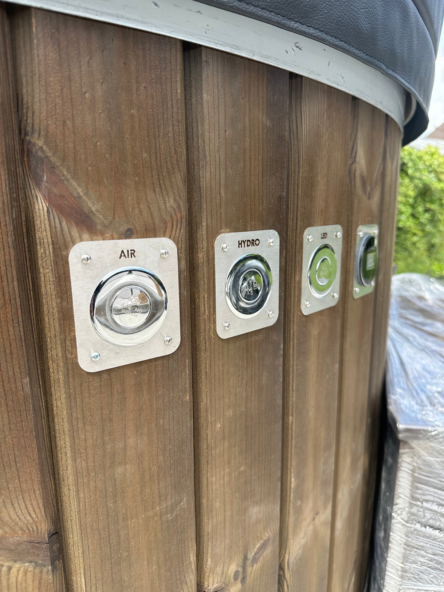 Malmo – Vierkante Luxe Hot Tub met Geïntegreerde Houtkachel - Massagejets, LED-Verlichting, Bubbelsysteem en Vrije Kleurkeuze