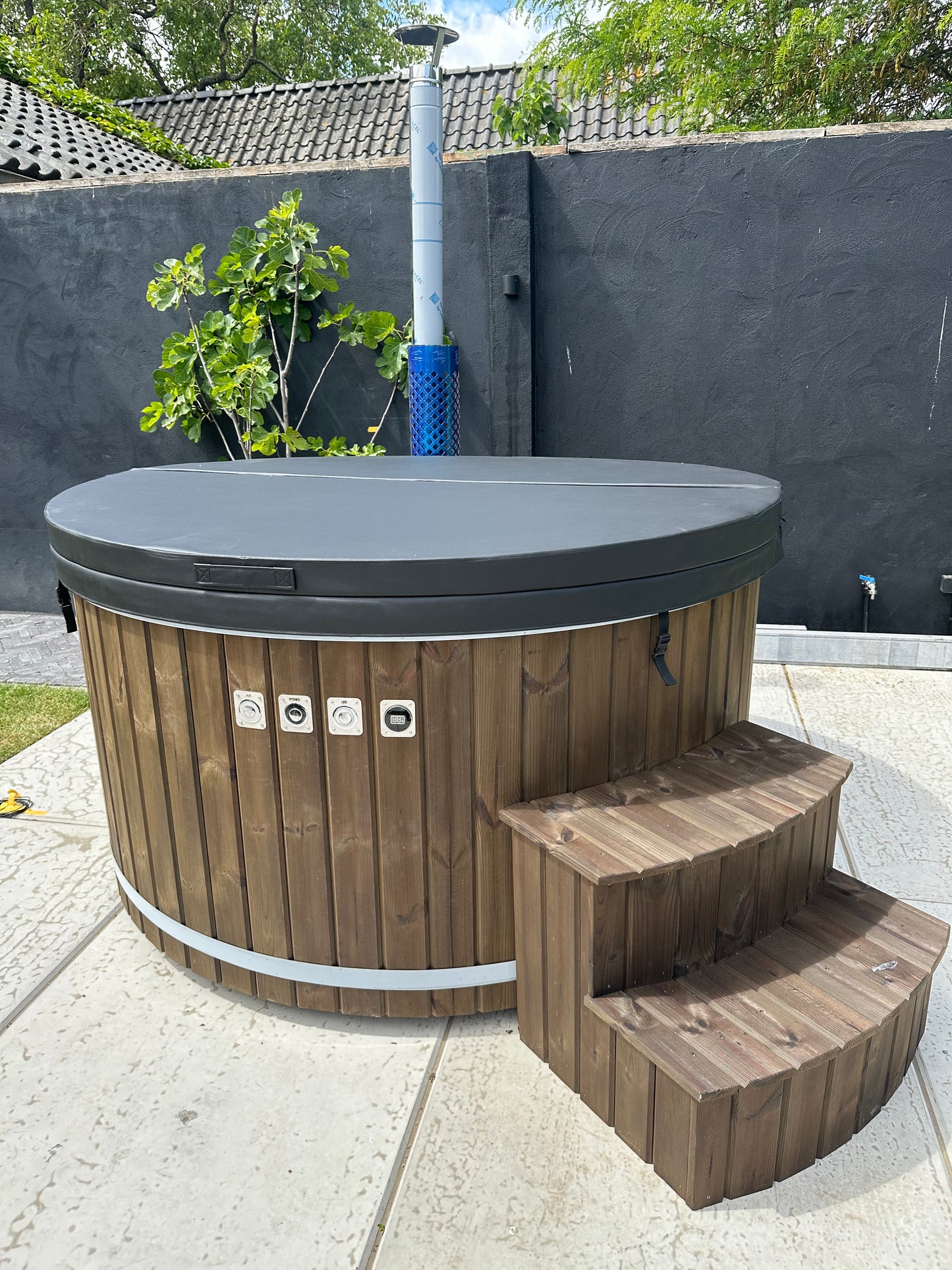 Uppsala – Thermohout Rond Hottub met Geïntegreerde Houtkachel - Massagejets, LED-Verlichting, Bubbelsysteem en Vrije Kleurkeuze