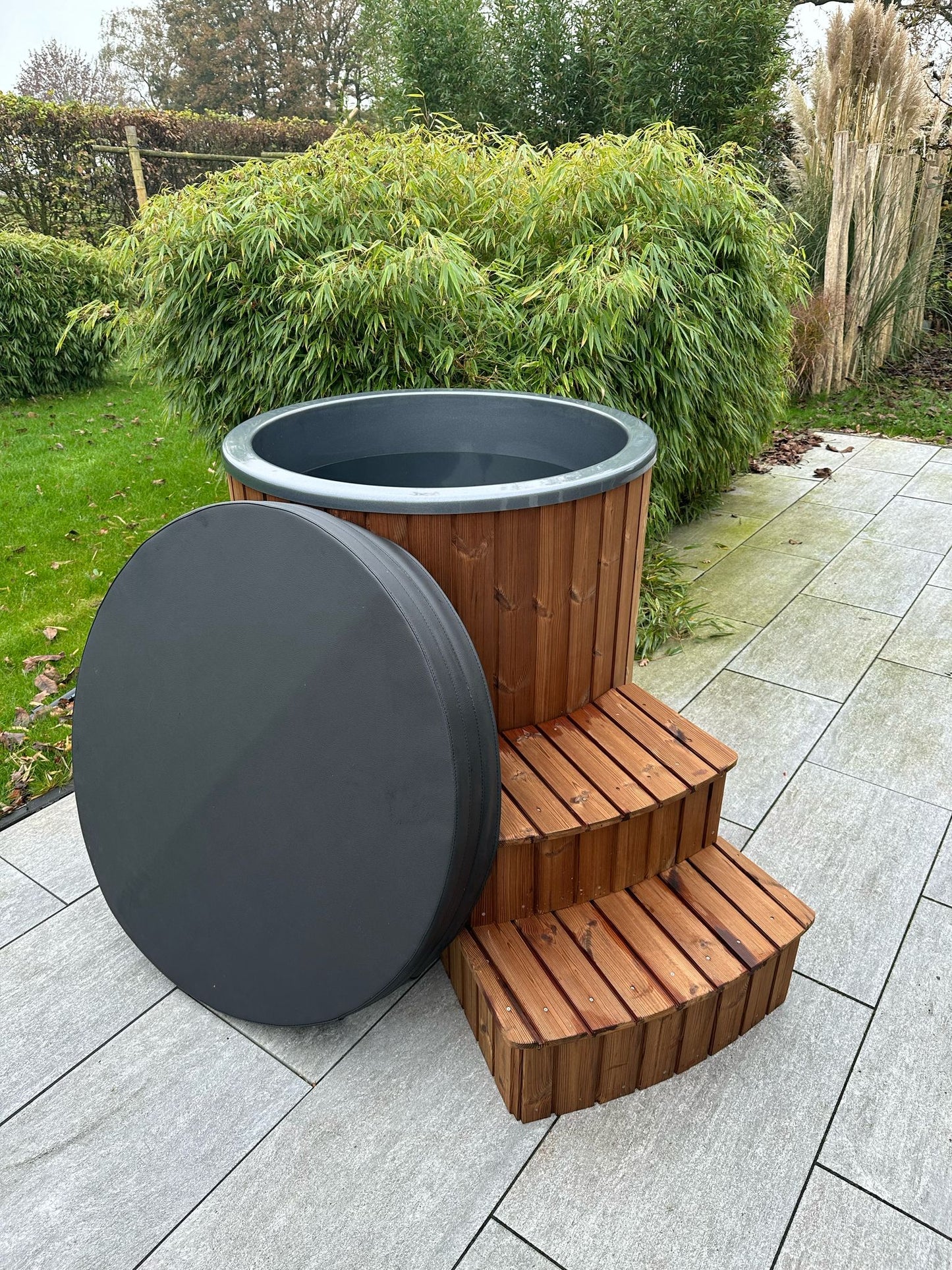 Stockholm Thermohout Ice Bath – Koudwaterbad - Cold Plunge – 400 Liter Ijsbad – Thermowood Buitenafwerking – Fiberglass Binnenkuip – Premium IJsbad Voor Koude Training / Koudwatertherapie - Voor Thuis / Commercieel gebruik