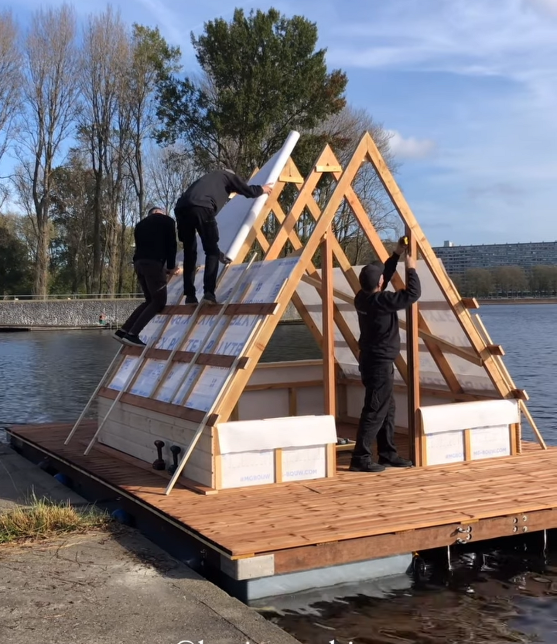 Het Geschenk aan Amsterdam: Een Drijvende Sauna voor Iedereen