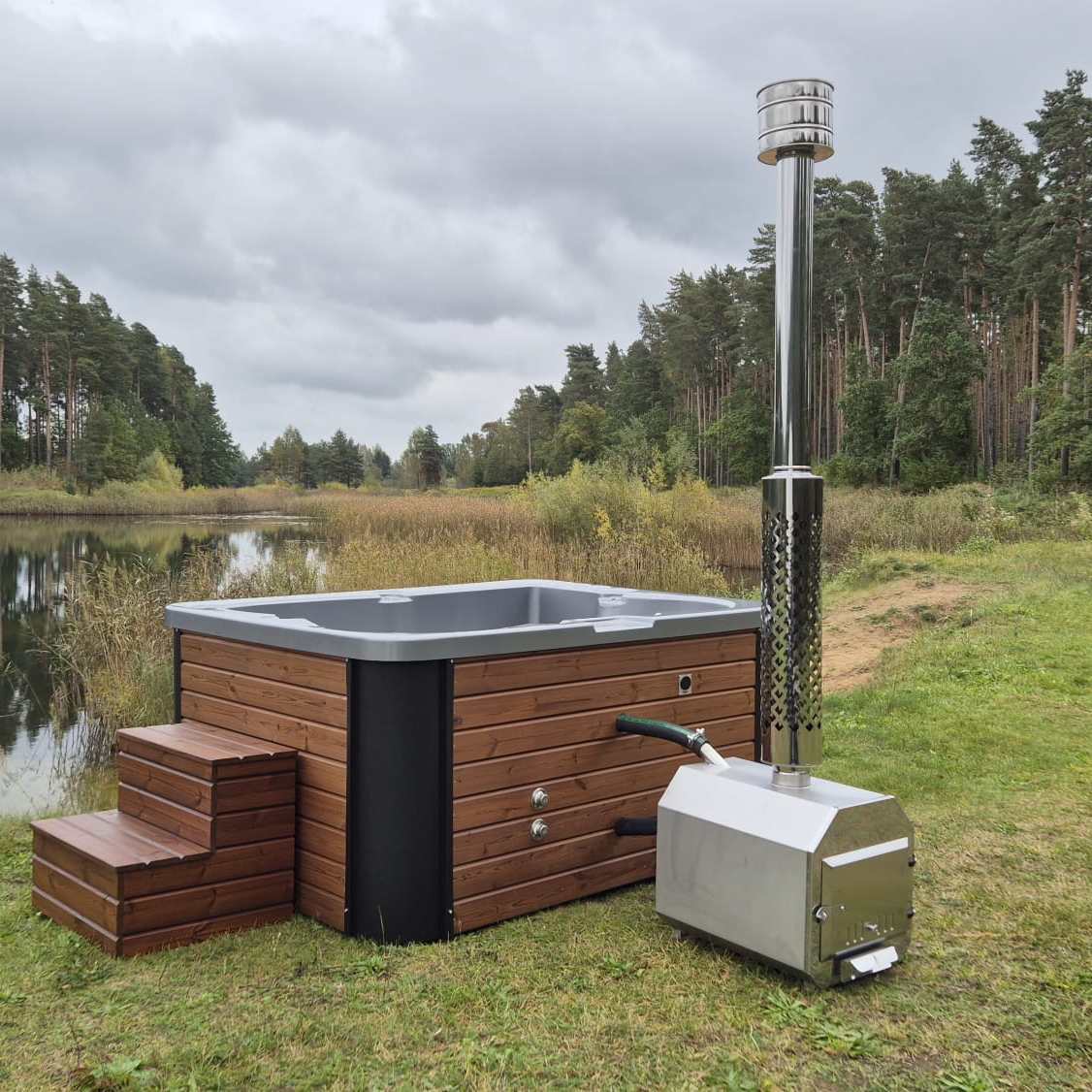 Ubud – Vierkante Luxe Hot Tub met Externe Houtkachel - Massagejets, LED-Verlichting, Bubbelsysteem en Vrije Kleurkeuze