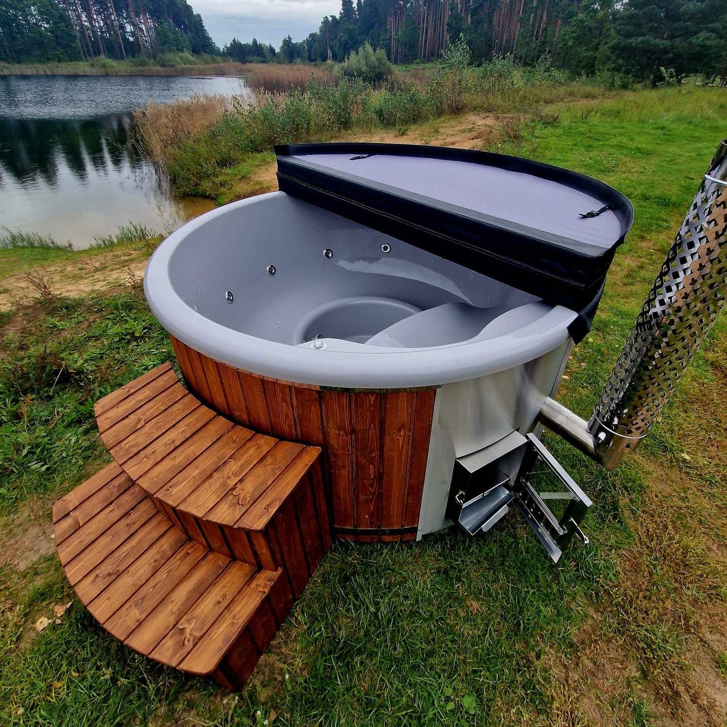 Uppsala – Thermohout Rond Hottub met Geïntegreerde Houtkachel - Massagejets, LED-Verlichting, Bubbelsysteem en Vrije Kleurkeuze