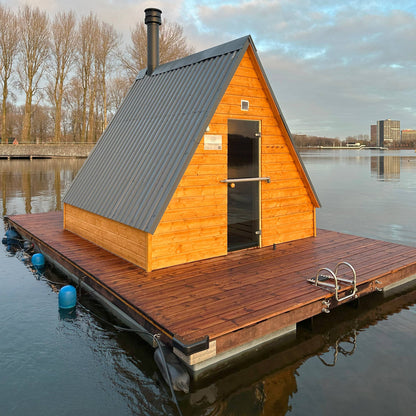 The Fjord – Drijvende Sauna – Floating Sauna Met Ruim Terras – Thermowood Afwerking – Platform Van Speciaal Behandeld Steigerhout – Gebouwd Op Provlot Drijvers – Harvia 9 kW Sauna Kachel Met WiFi Of Houtkachel – Premium Sauna - Privé & Commercieel Gebruik