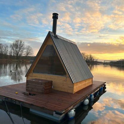 The Fjord – Drijvende Sauna – Floating Sauna Met Ruim Terras – Thermowood Afwerking – Platform Van Speciaal Behandeld Steigerhout – Gebouwd Op Provlot Drijvers – Harvia 9 kW Sauna Kachel Met WiFi Of Houtkachel – Premium Sauna - Privé & Commercieel Gebruik