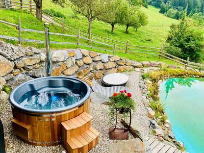 Uppsala – Thermohout Rond Hottub met Geïntegreerde Houtkachel - Massagejets, LED-Verlichting, Bubbelsysteem en Vrije Kleurkeuze