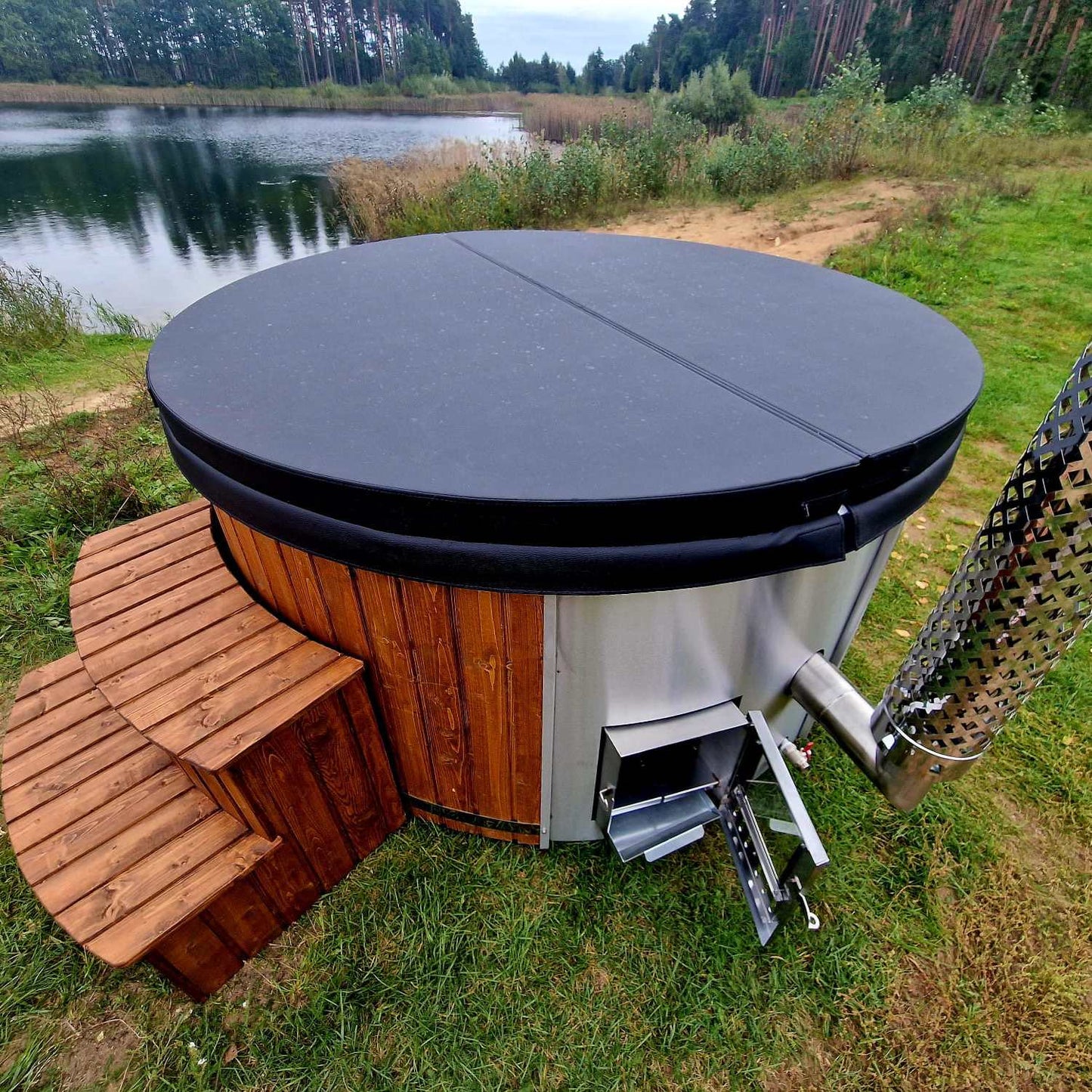 Uppsala – Thermohout Rond Hottub met Geïntegreerde Houtkachel - Massagejets, LED-Verlichting, Bubbelsysteem en Vrije Kleurkeuze