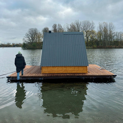 The Fjord – Drijvende Sauna – Floating Sauna Met Ruim Terras – Thermowood Afwerking – Platform Van Speciaal Behandeld Steigerhout – Gebouwd Op Provlot Drijvers – Harvia 9 kW Sauna Kachel Met WiFi Of Houtkachel – Premium Sauna - Privé & Commercieel Gebruik
