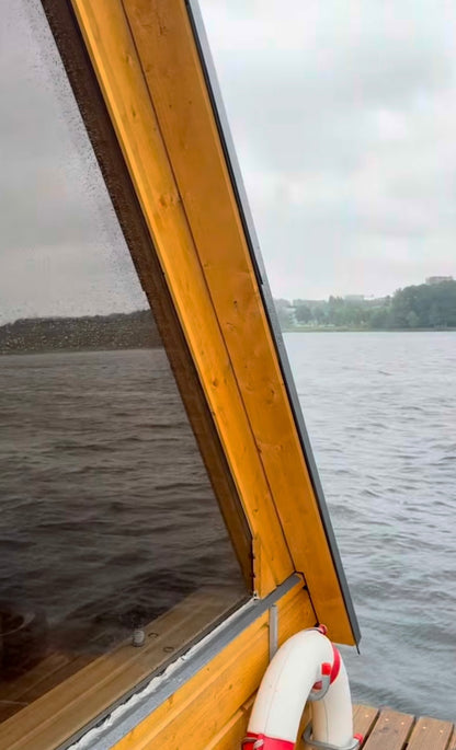 The Fjord – Drijvende Sauna – Floating Sauna Met Ruim Terras – Thermowood Afwerking – Platform Van Speciaal Behandeld Steigerhout – Gebouwd Op Provlot Drijvers – Harvia 9 kW Sauna Kachel Met WiFi Of Houtkachel – Premium Sauna - Privé & Commercieel Gebruik