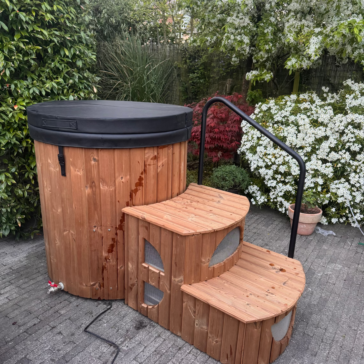Stockholm Thermohout Ice Bath – Koudwaterbad - Cold Plunge – 400 Liter Ijsbad – Thermowood Buitenafwerking – Fiberglass Binnenkuip – Premium IJsbad Voor Koude Training / Koudwatertherapie - Voor Thuis / Commercieel gebruik