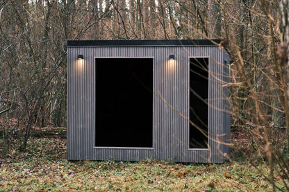 NØRVA Cube Luxe Buitensauna met Ontspanningsruimte – 3700 × 2200 × 2300 - Geschikt voor 6 personen - Wellness Cube Sauna met Glazen Deuren, Zwarte Shingles Dak en Verlichting