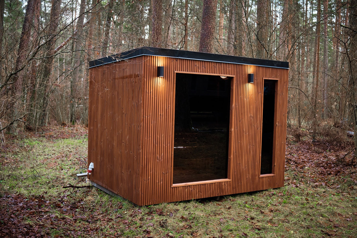 NØRVA Cube Luxe Buitensauna met Ontspanningsruimte – 3700 × 2200 × 2300 - Geschikt voor 6 personen - Wellness Cube Sauna met Glazen Deuren, Zwarte Shingles Dak en Verlichting
