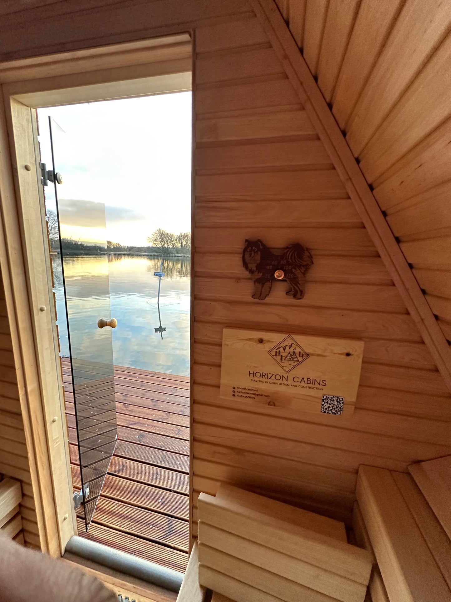 The Fjord – Drijvende Sauna – Floating Sauna Met Ruim Terras – Thermowood Afwerking – Platform Van Speciaal Behandeld Steigerhout – Gebouwd Op Provlot Drijvers – Harvia 9 kW Sauna Kachel Met WiFi Of Houtkachel – Premium Sauna - Privé & Commercieel Gebruik