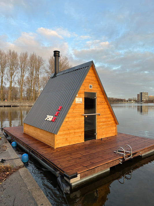 The Fjord – Drijvende Sauna – Floating Sauna Met Ruim Terras – Thermowood Afwerking – Platform Van Speciaal Behandeld Steigerhout – Gebouwd Op Provlot Drijvers – Harvia 9 kW Sauna Kachel Met WiFi Of Houtkachel – Premium Sauna - Privé & Commercieel Gebruik
