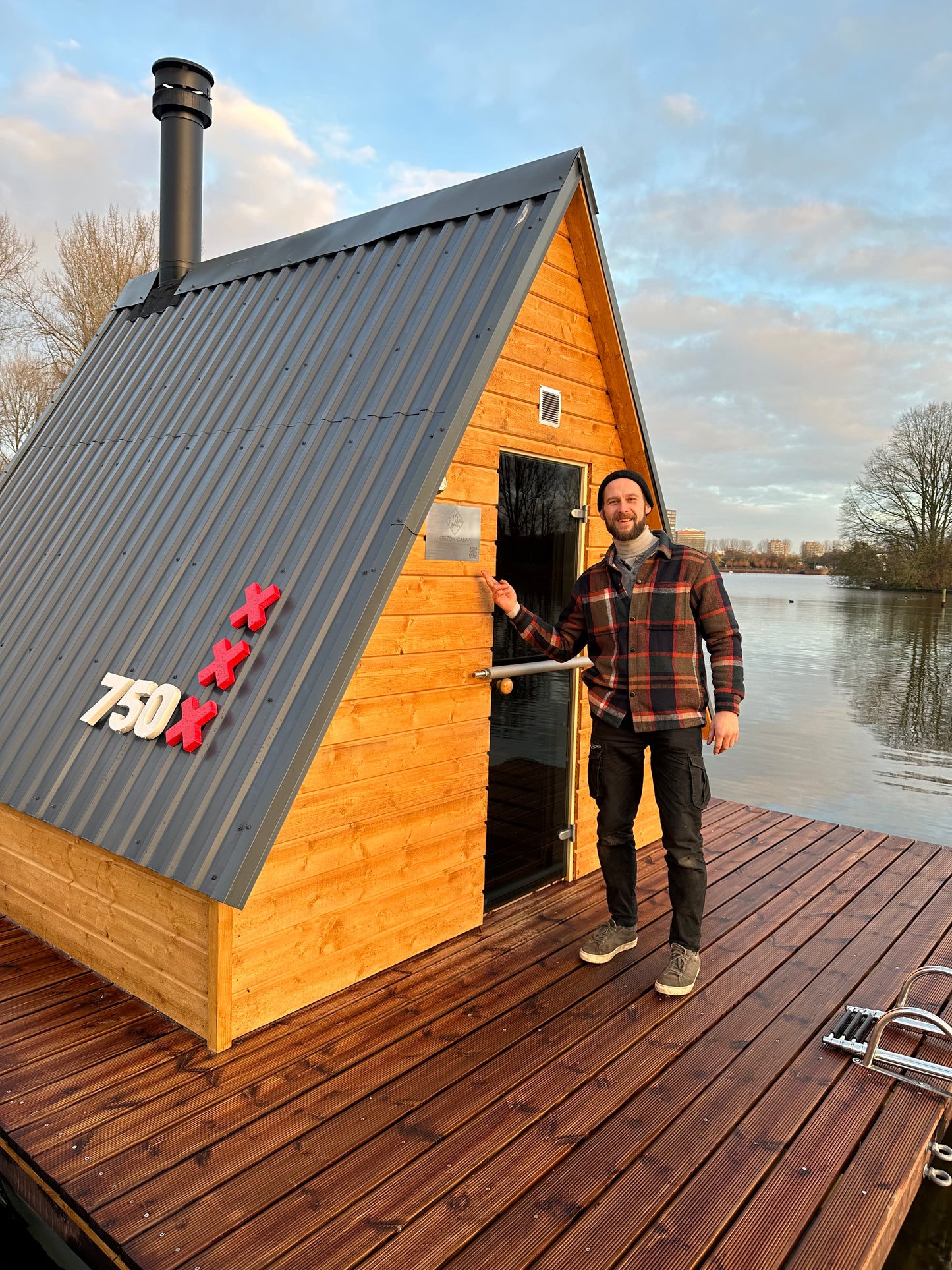 The Fjord – Drijvende Sauna – Floating Sauna Met Ruim Terras – Thermowood Afwerking – Platform Van Speciaal Behandeld Steigerhout – Gebouwd Op Provlot Drijvers – Harvia 9 kW Sauna Kachel Met WiFi Of Houtkachel – Premium Sauna - Privé & Commercieel Gebruik