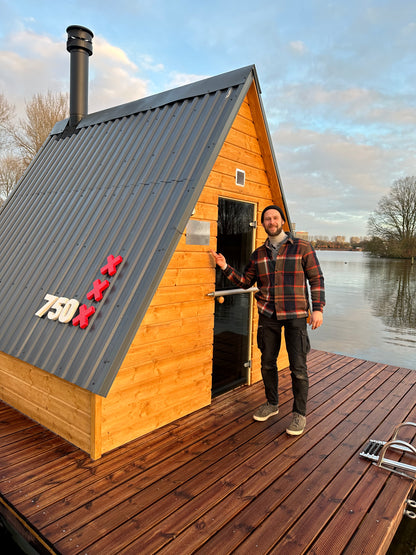 The Fjord – Drijvende Sauna – Floating Sauna Met Ruim Terras – Thermowood Afwerking – Platform Van Speciaal Behandeld Steigerhout – Gebouwd Op Provlot Drijvers – Harvia 9 kW Sauna Kachel Met WiFi Of Houtkachel – Premium Sauna - Privé & Commercieel Gebruik