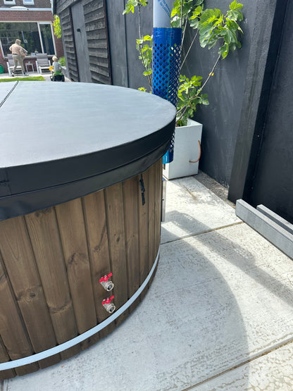Uppsala – Thermohout Rond Hottub met Geïntegreerde Houtkachel - Massagejets, LED-Verlichting, Bubbelsysteem en Vrije Kleurkeuze