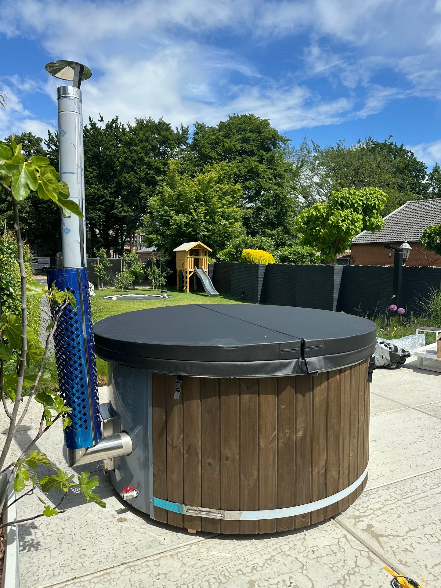 Uppsala – Thermohout Rond Hottub met Geïntegreerde Houtkachel - Massagejets, LED-Verlichting, Bubbelsysteem en Vrije Kleurkeuze
