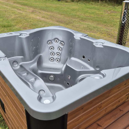 Ubud – Vierkante Luxe Hot Tub met Externe Houtkachel - Massagejets, LED-Verlichting, Bubbelsysteem en Vrije Kleurkeuze