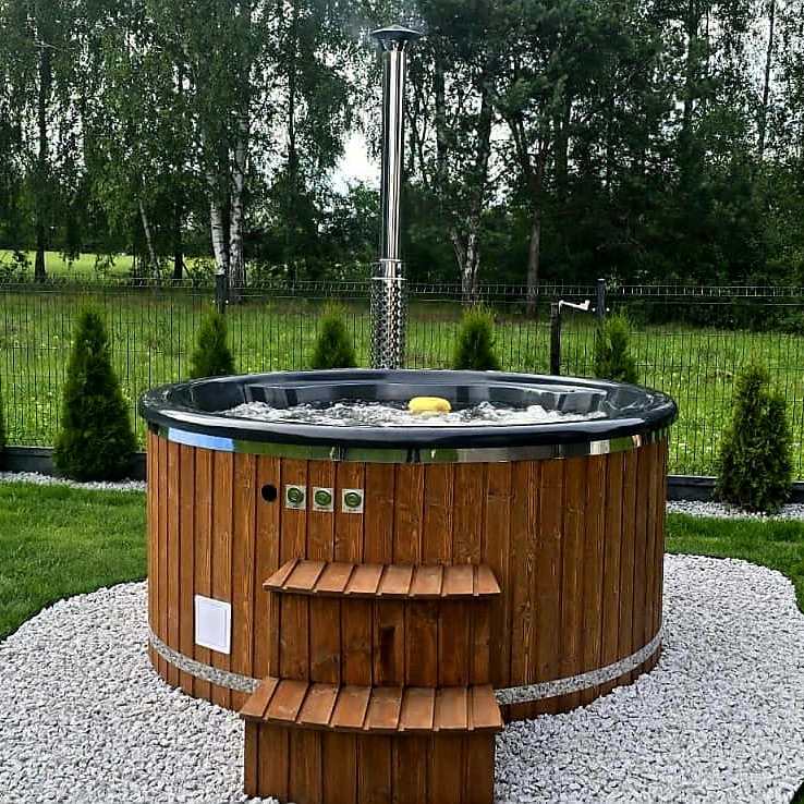 Uppsala – Thermohout Rond Hottub met Geïntegreerde Houtkachel - Massagejets, LED-Verlichting, Bubbelsysteem en Vrije Kleurkeuze